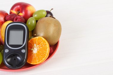 Şeker Ölçüm ve taze meyve tabağı, diyabet ve sağlıklı beslenme, kopya alanı için metin