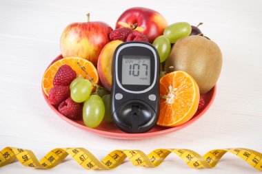 Şeker Ölçüm, taze meyve tabağı ve santimetre, diyabet ve sağlıklı beslenme