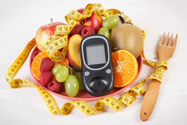 Glucosímetro, frutas frescas en plato y centímetro, diabetes y nutrición saludable — Foto de Stock