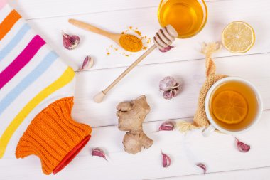 Sıcak su şişesi, çay ve hazırlık ısınma içecek için malzemeler