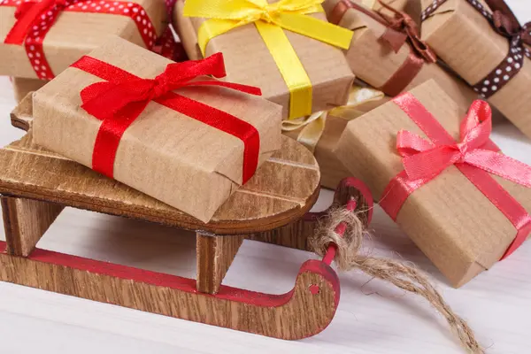 Slitta di legno e regali avvolti per Natale o altre celebrazioni — Foto Stock