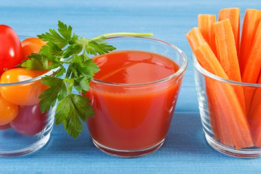 Domates suyu ve mavi masa, sağlıklı beslenme sebze