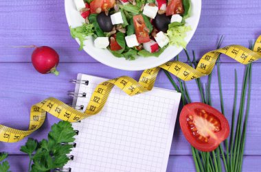 Yunan salatası sebze, santimetre ve notlar, sağlıklı yiyecek ve zayıflama kavramı için not etmek