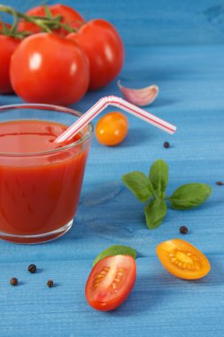 Domates suyu ve baharat mavi kurulu, sağlıklı beslenme ile sebze