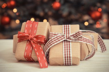 Vintage Fotoğraf, Wrapped hediyeler ve arka planda ışıkları ile Noel ağacı