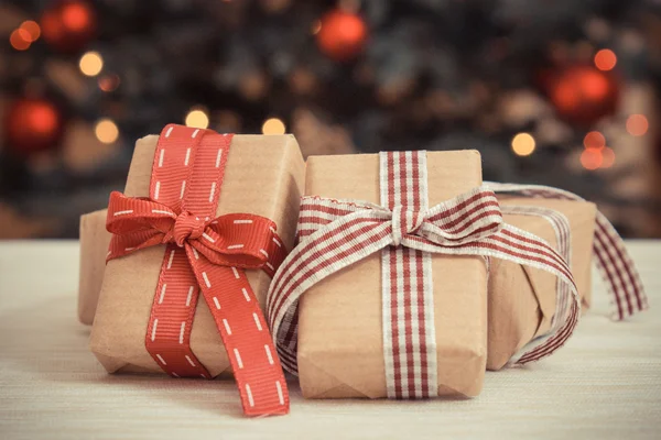 Vintage foto, Wrapped gåvor och julgran med ljus i bakgrunden — Stockfoto