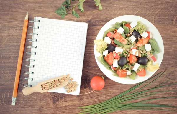 Foto d'epoca, Insalata greca fresca con verdure e blocco note per scrivere note, nutrizione sana — Foto Stock