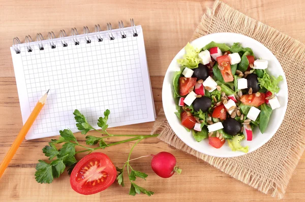 Taze Yunan salatası sebze ve notlar, sağlıklı beslenme yazmak için not defteri — Stok fotoğraf