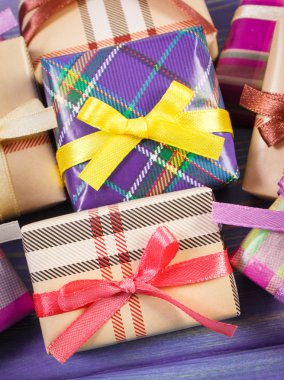 Noel ya da diğer kutlama için şeritler kaydırılan renkli hediyeler