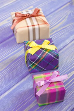 Noel ya da diğer kutlama için şeritler kaydırılan renkli hediyeler