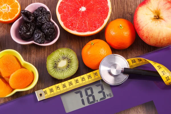Electronic bathroom scale, centimeter and stethoscope, healthy food, slimming and healthy lifestyles concept — Stock Photo, Image