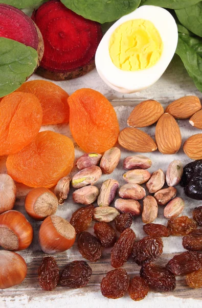 Ingredienti contenenti ferro e fibre alimentari, nutrizione sana — Foto Stock