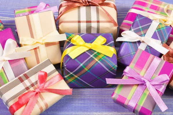 用丝带的多彩礼物包装纸的圣诞节或其他庆祝活动 — 图库照片