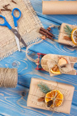 Aksesuar, dekorasyon ve Noel kurullarında ahşap kızak ile sarılmış hediyeler