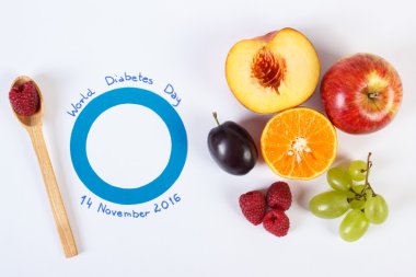 Dünya Diyabet Günü ve beyaz zemin üzerine taze meyve sembolü