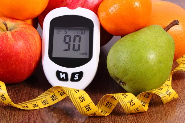 Glukometer med centimeter och färsk frukt, diabetes och hälsosam kost — Stockfoto