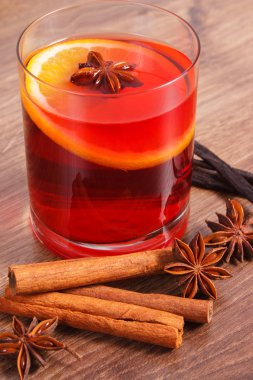 Taze kokulu baharatlar ile kış akşamında mulled şarap