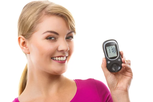 Gelukkige vrouw houden glucometer, controleren en meten van suiker niveau, concept van diabetes — Stockfoto