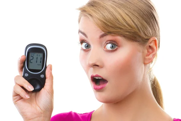 Mulher chocada segurando glicosímetro, medindo o nível de açúcar, conceito de diabetes — Fotografia de Stock