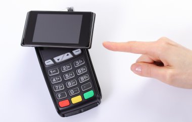 Ödeme terminal Nfc teknolojisi ile cep telefonu ile gösterilen kadın eli