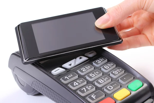 Utilizando terminal de pago con teléfono móvil con tecnología NFC, concepto financiero —  Fotos de Stock