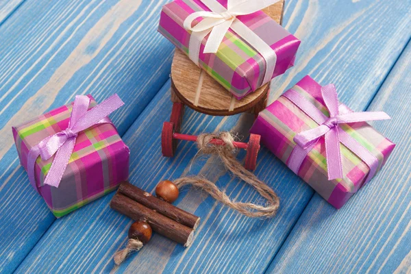 Cadeaux en bois traîneau et enveloppé avec des rubans pour Noël ou autre célébration — Photo