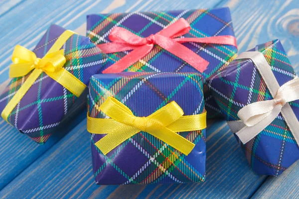 用丝带的多彩礼物包装纸的圣诞节或其他庆祝活动 — 图库照片