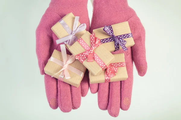 Foto vintage, mãos de mulher em luvas com presentes para o Natal ou outra celebração — Fotografia de Stock