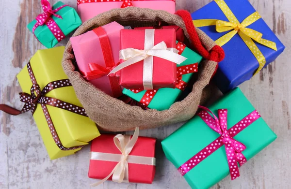Tas de cadeaux emballés pour Noël ou toute autre célébration sur une vieille planche de bois — Photo
