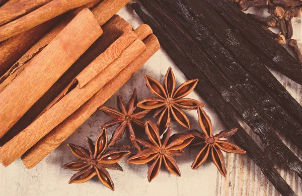 Vintage photo, Cinnamon sticks, vanilla, star anise and cloves on wooden surface — Φωτογραφία Αρχείου