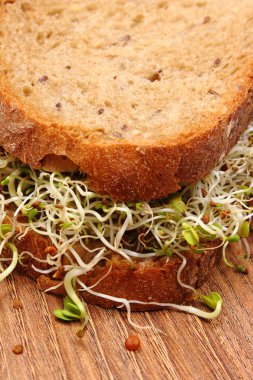 Yonca ve turp lahanası ile kepekli ekmek