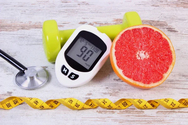 Glucosímetro, estetoscopio, pomelo fresco y pesas para fitness, diabetes, estilos de vida saludables —  Fotos de Stock