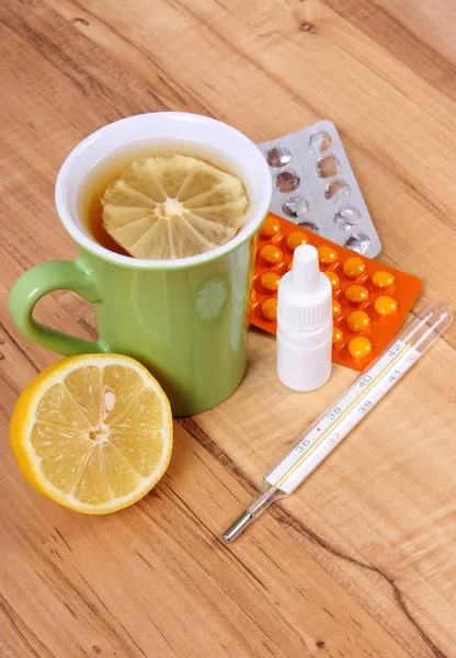 Χάπια, σταγόνες μύτη και ζεστό τσάι με λεμόνι για το κρυολόγημα, θεραπεία της γρίπης και καταρροή — Φωτογραφία Αρχείου