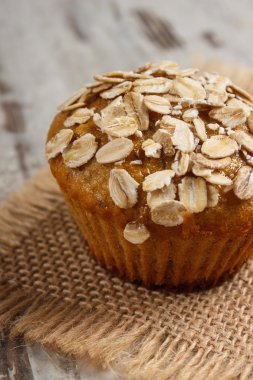 Taze muffin yulaf ezmesi ile kepekli un ile pişmiş lezzetli sağlıklı tatlı