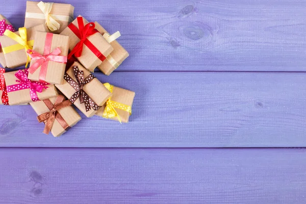 Ingepakte cadeaus met linten voor Kerstmis of andere viering, kopie ruimte voor tekst — Stockfoto