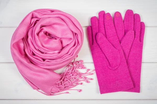 Mantón rosa y guantes para mujer en tablas, ropa para otoño o invierno —  Fotos de Stock