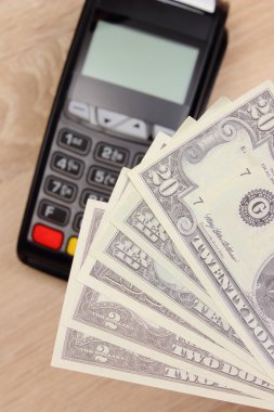 Para birimlerinin dolar ve ödeme terminal, kredi kartı makine üstünde okul sırası, ekonomi kavramı