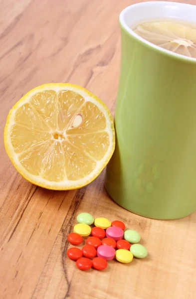 丸和热柠檬茶感冒，治疗流感和流鼻涕 — 图库照片