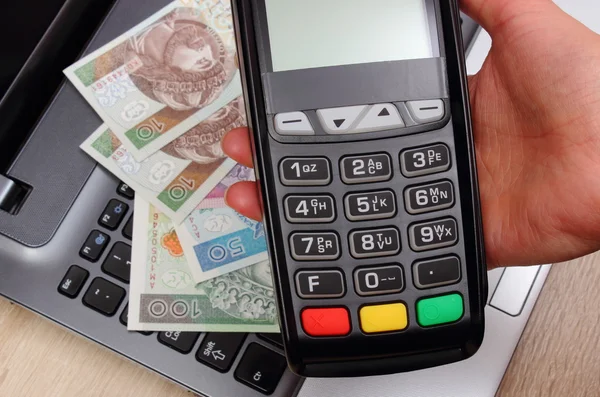 Hand of woman using payment terminal, polish currency money on laptop — Stock Photo, Image