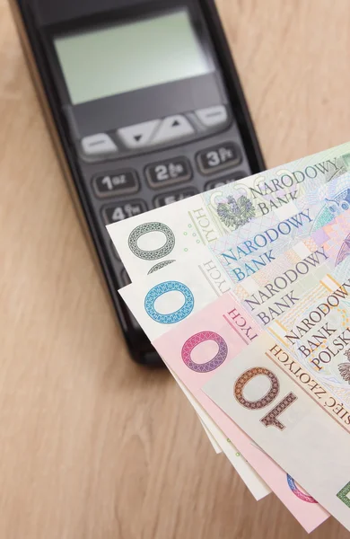 Polsk valuta pengar och betalterminalen, kreditkort maskin på skrivbord, finansiera koncept — Stockfoto