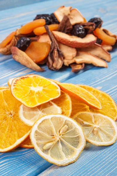 Ingredienti per preparare composta di frutta secca, nutrizione sana — Foto Stock