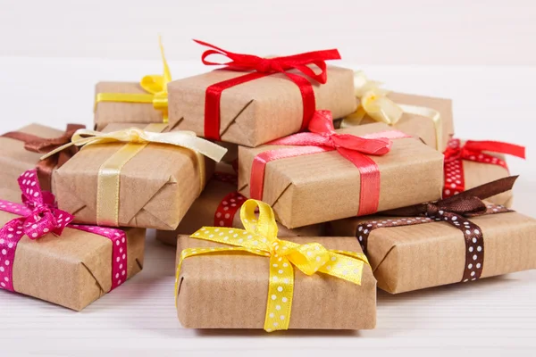 包装的礼物与五彩缤纷的彩带圣诞节或其他庆祝活动 — 图库照片