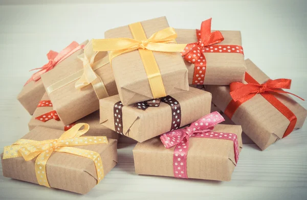 Vintage φωτογραφία, Wrapped δώρα με πολύχρωμες κορδέλες για τα Χριστούγεννα ή άλλη γιορτή — Φωτογραφία Αρχείου