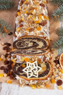 Ev yapımı haşhaş tohumu pasta ve Ladin dalları, tatlı Noel için