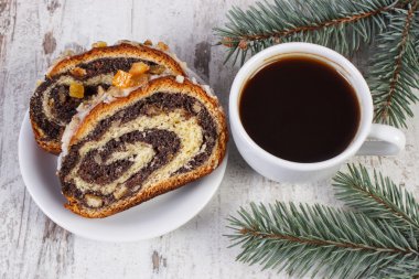 Haşhaş tohumu kek, fincan kahve ve çam dalları, tatlı Noel için