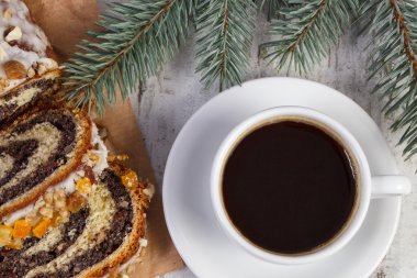 Haşhaş tohumu kek, fincan kahve ve çam dalları, tatlı Noel için
