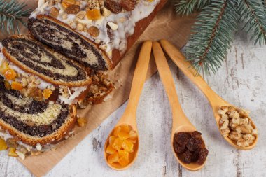 Haşhaş tohumu kek pişirme ve çam dalları için malzemeler, tatlı Noel için