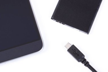 Hareket eden telefon, batarya, şarj cihazı ve telefon smartphone şarj fişini