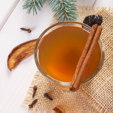 Çam dalları ve kurutulmuş meyve Noel için geleneksel Komposto