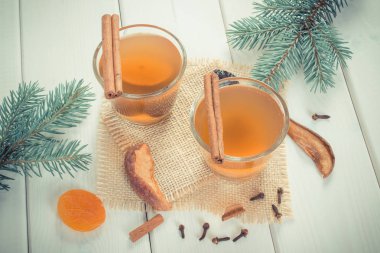 Vintage Fotoğraf, çam dalları ve kurutulmuş meyve Noel için geleneksel Komposto